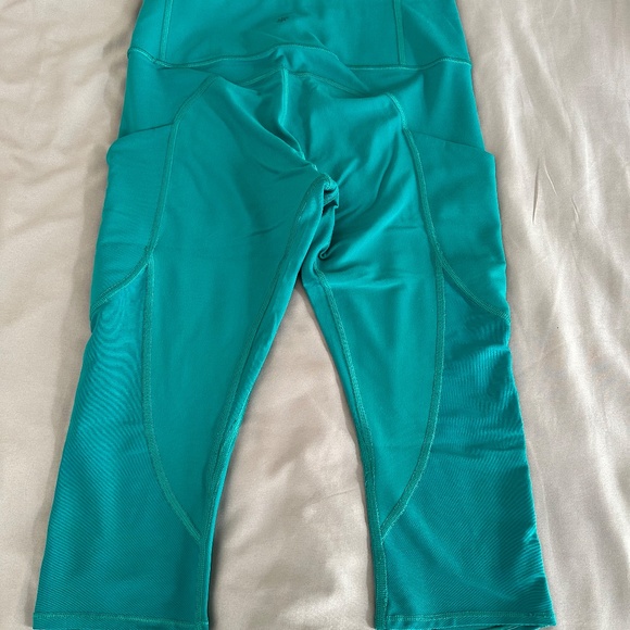 Athleta Capri Leggings with 4 Pockets! - Picture 2 of 3